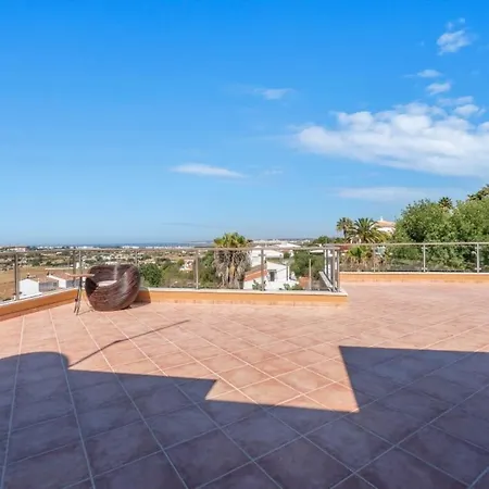 3-bed 10 Mins To The Beach In Willa Albufeira